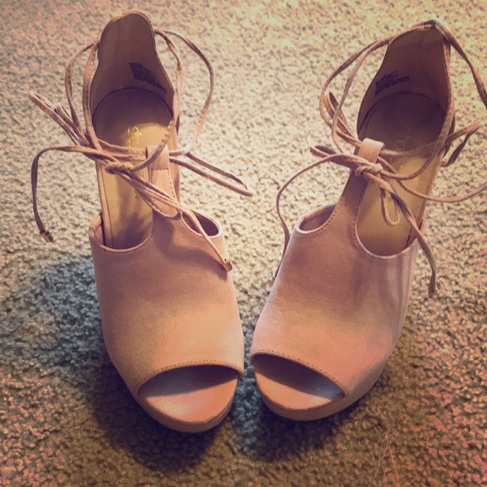 NWOT Shoe dazzle blush heels. Never worn.